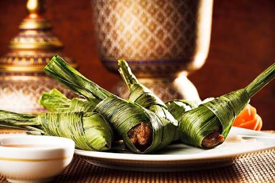 Benjarong signature dishes Pandan Chicken
Gai Hor Bai Toey
Pud Thai Broccoli